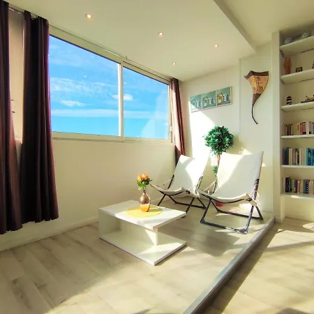 6 Appartements Et 4 Adresses A Mi-Chemin Entre Le Vieux Port Et L Ile De Re * La Rochelle (Charente-Maritime)