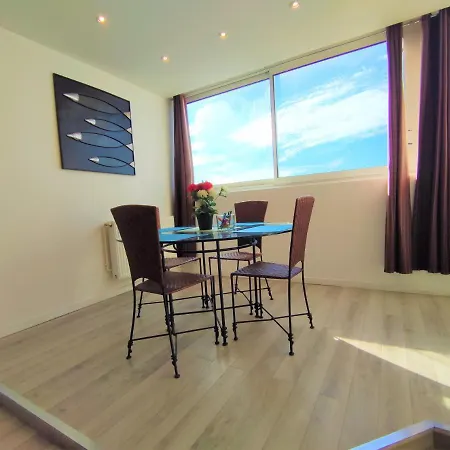 6 Appartements Et 4 Adresses A Mi-Chemin Entre Le Vieux Port Et L Ile De Re * La Rochelle (Charente-Maritime)