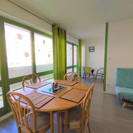 6 Appartements Et 4 Adresses A Mi-Chemin Entre Le Vieux Port Et L Ile De Re * La Rochelle (Charente-Maritime)
