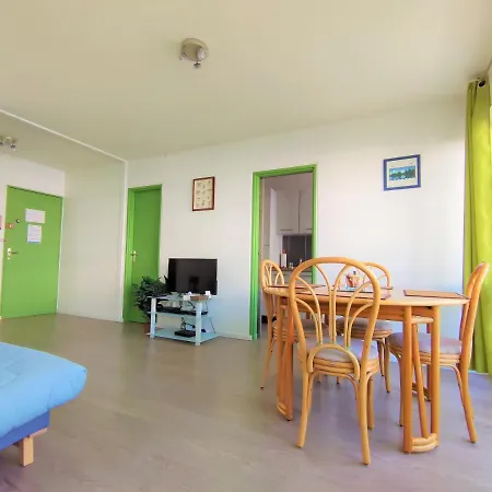 6 Appartements Et 4 Adresses A Mi-Chemin Entre Le Vieux Port Et L Ile De Re La Rochelle (Charente-Maritime)