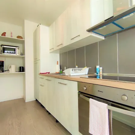 6 Appartements Et 4 Adresses A Mi-Chemin Entre Le Vieux Port Et L Ile De Re La Rochelle (Charente-Maritime)