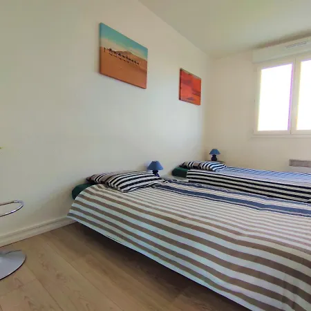 6 Appartements Et 4 Adresses A Mi-Chemin Entre Le Vieux Port Et L Ile De Re La Rochelle (Charente-Maritime)