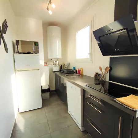 6 Appartements Et 4 Adresses A Mi-Chemin Entre Le Vieux Port Et L Ile De Re La Rochelle (Charente-Maritime)