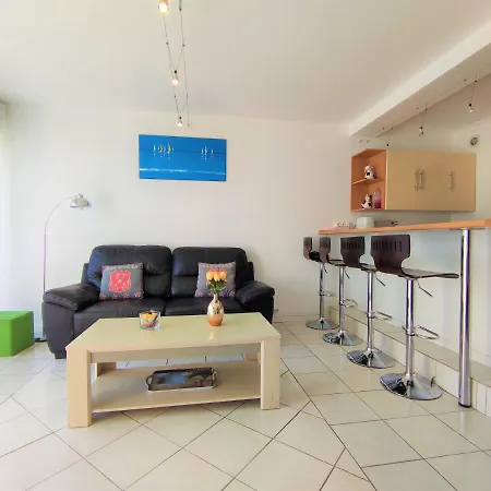 6 Appartements Et 4 Adresses A Mi-Chemin Entre Le Vieux Port Et L Ile De Re La Rochelle (Charente-Maritime)