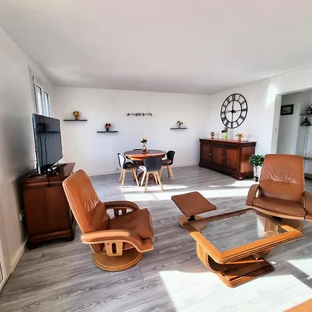 6 Appartements Et 4 Adresses A Mi-Chemin Entre Le Vieux Port Et L Ile De Re La Rochelle (Charente-Maritime)
