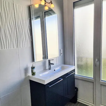 6 Appartements Et 4 Adresses A Mi-Chemin Entre Le Vieux Port Et L Ile De Re * La Rochelle (Charente-Maritime)